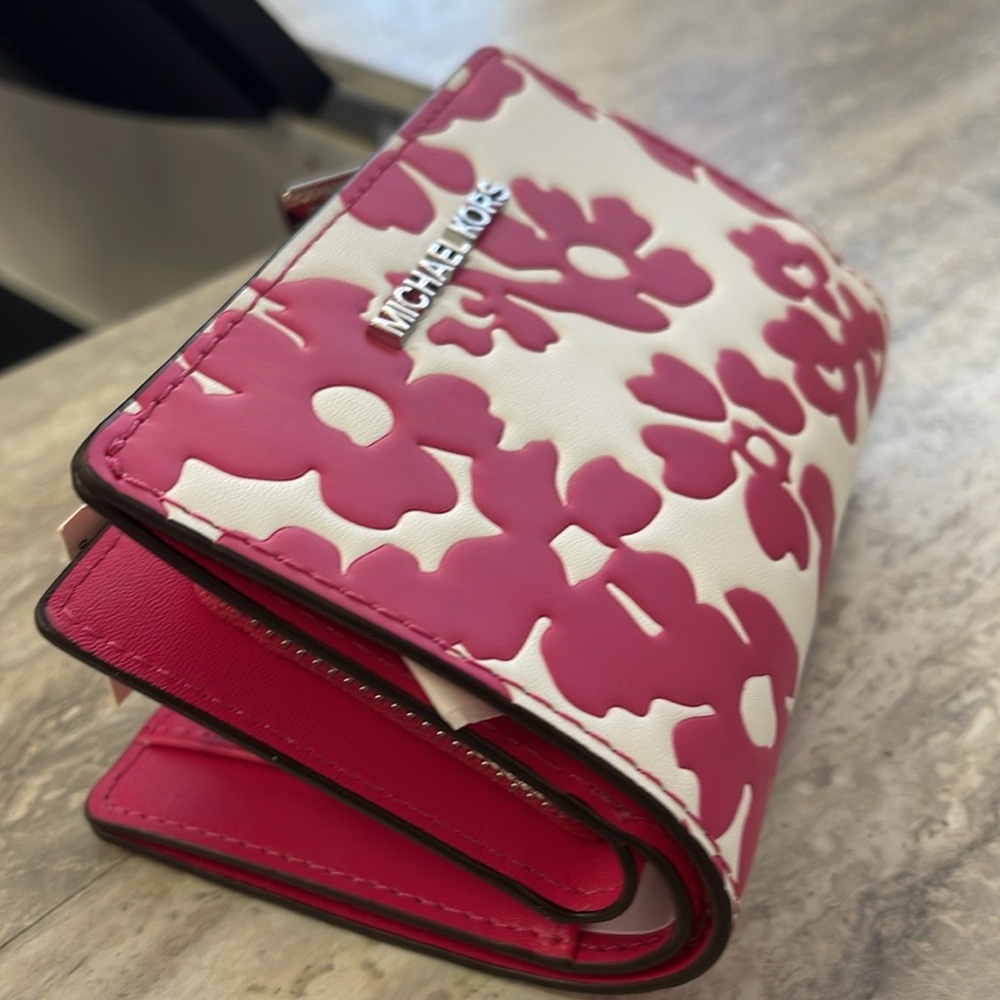 Michael Kors Jet Set Medium Floral Print Bi-Fold Wallet
Dragonfruit
NWT
Pink - Picture 15 of 16